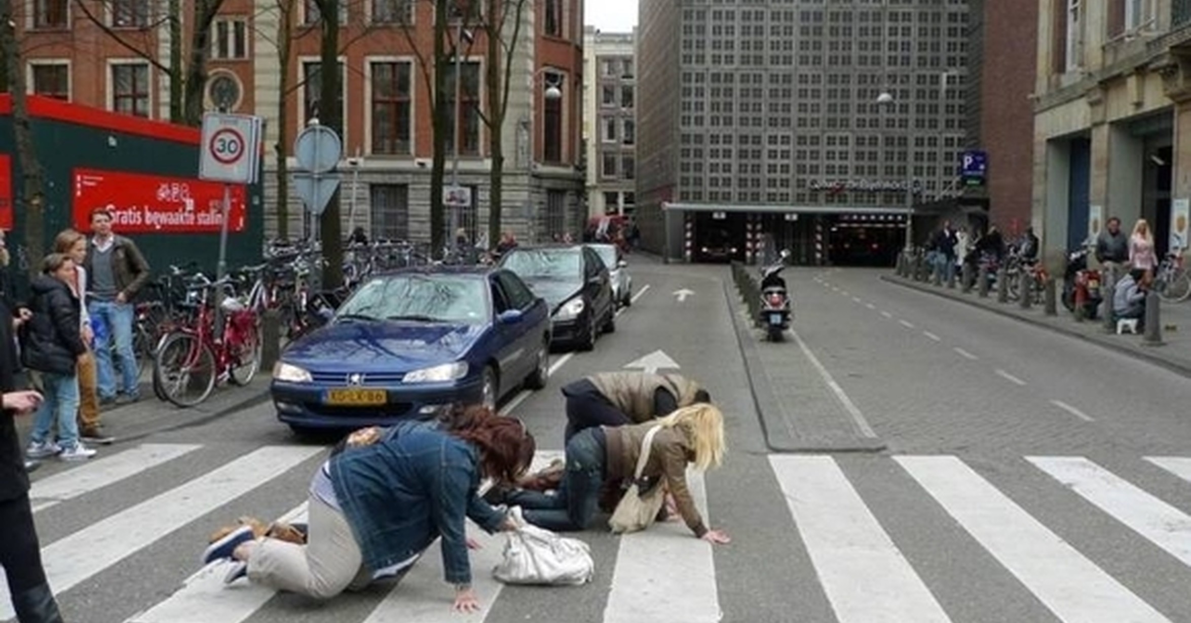 Strange picture. Необычные ситуации. Странная ситуация. Смешные ситуации на улице. Необычные ситуации на дороге.