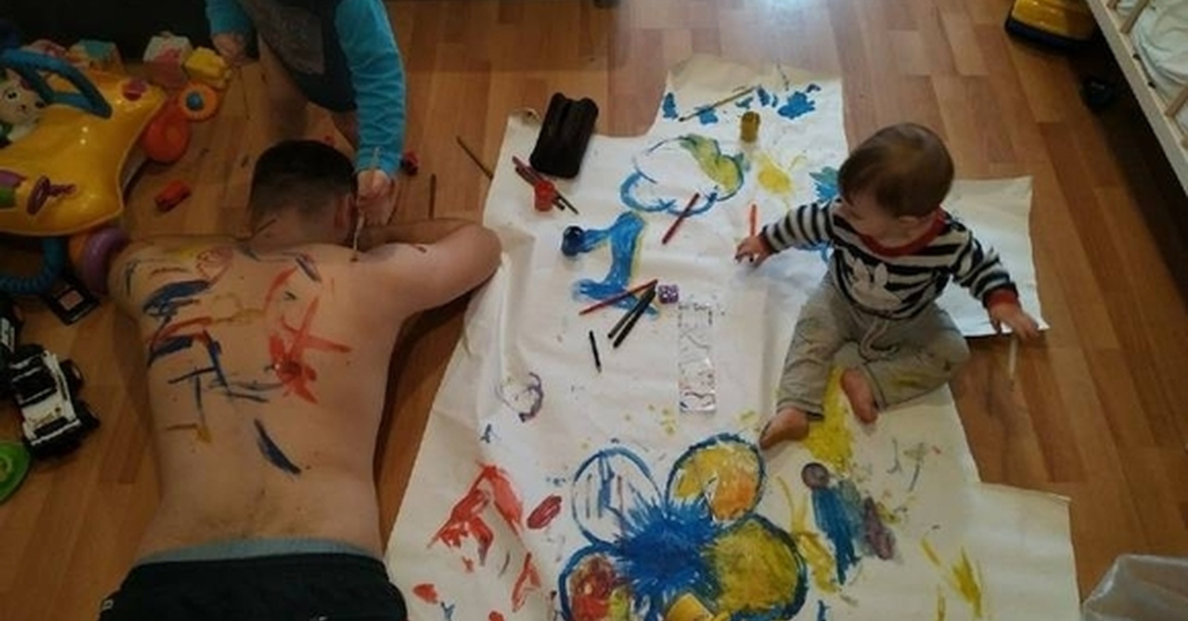 Мальчик разрисовал. Детские шалости рисование. Ребенок рисует со спины.