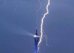 Enlace a La Torre Eiffel iluminada por un rayo