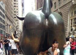 Enlace a No puedes visitar Nueva York sin tocarle los huevos al toro de Wall Street
