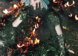 Enlace a Esta artista rusa ha conseguido 4,5 millones de seguidores haciéndose extravagantes fotos que dan que pensar 