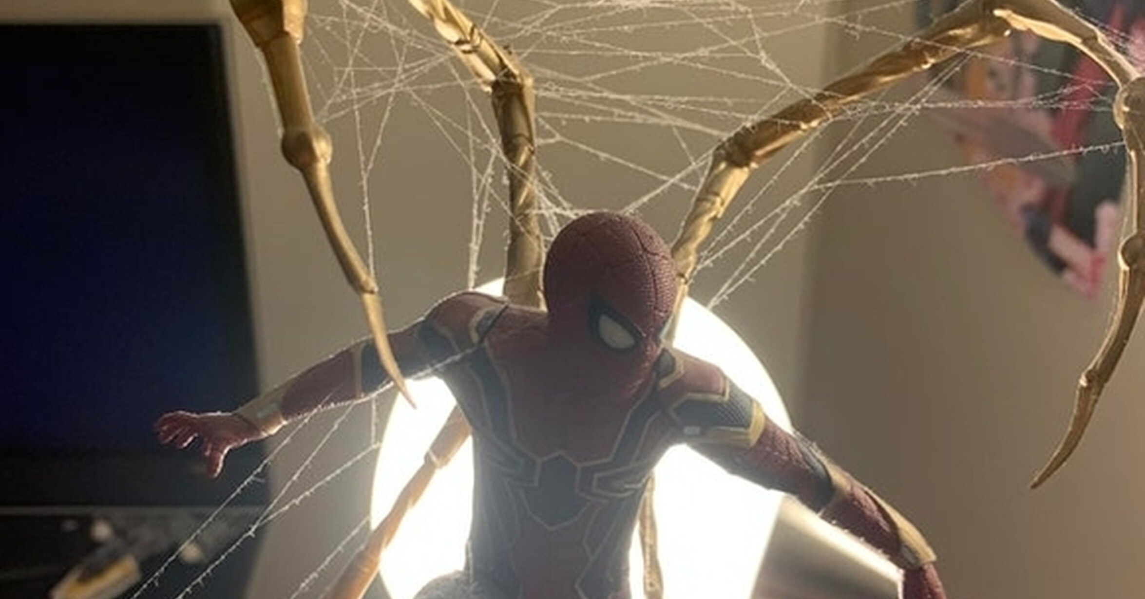 веб шутер человека паука 2099. веб шутер возвращение домой. человек паук рука с паутиной. паутина из горячего клея. веб шутер человека паука стреляющий паутиной.