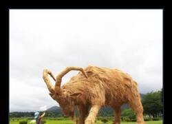 Enlace a El sorprendente festival japonés Wara Art en el que se fabrican enormes figuras de animales con paja