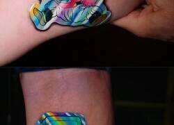 Enlace a Este artista del tatuaje se especializa en tatuajes holográficos