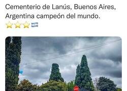 Enlace a Pancarta en un cementerio argentino