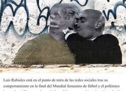 Enlace a Rubiales ya está en los graffitis de Barcelona dando un piquito a alguien que le metería un puñetazo