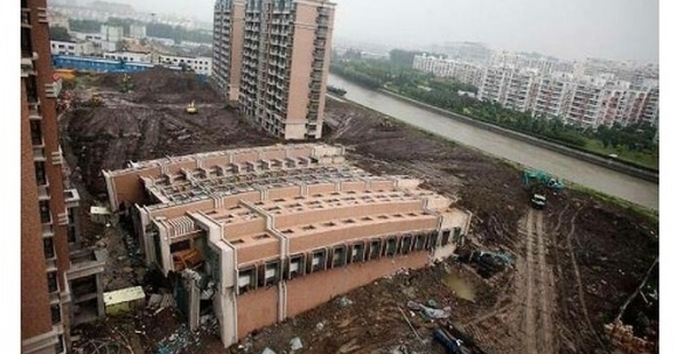 Старбеево химки. Упавший многоэтажный дом в китае. Шанхай, в китае упал 13-этажный дом. Необычные дома москвы. Падающий дом.