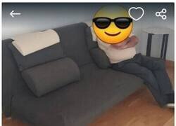 Enlace a No se mueve del sofá ni cuando hay que hacer la foto para venderlo
