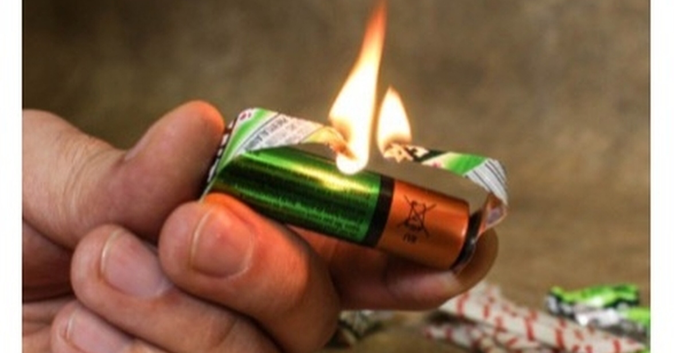 Как сделать fire. Батарейка и фольга огонь. Огонь от батарейки и фольги. Фольга и батарейка зажигалка. Огонь с помощью батарейки.