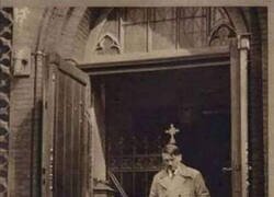 Enlace a Adolf Hitler saliendo de rezar en la iglesia Marine de Wihelmshaven en 1939