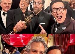 Enlace a Los selfies de Ke Huy Quan en la gala de los Oscars
