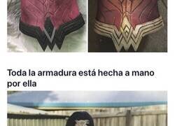 Enlace a Imágenes de la mujer que tardó 50 horas en transformarse en Wonder Woman con una esterilla y cinta adhesiva