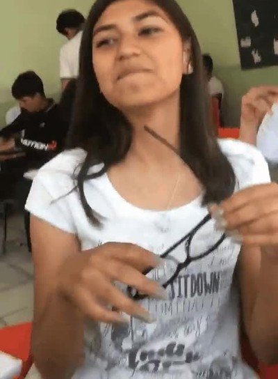 Su super poder es ponerse unas gafas y que te recuerde a alguien gafas,me recuerda a alguien,mia,poder,super