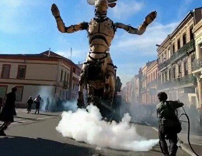 Y nosotros que creíamos que nuestras tradiciones son espectaculares espectacular,robot,tradicion