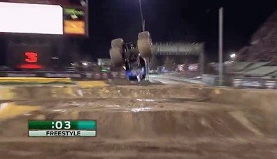 No todos los días se ve a un Monster Truck haciendo un front flip front flip,monster truck
