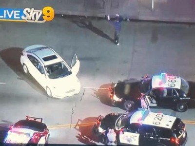 Enlace a Yo no me atrevería a bailar cuando la policía te está apuntando