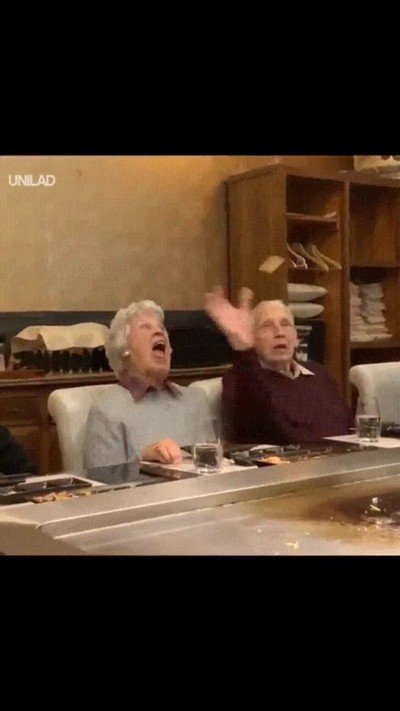 El abuelo sigue teniendo los mismos reflejos que tenía cuando era joven abuelo,joven,reflejos