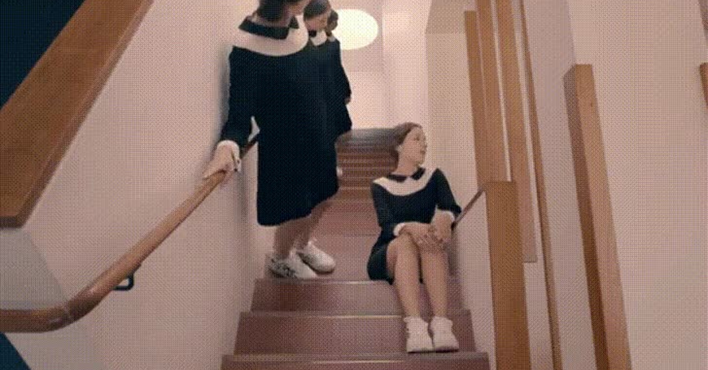 Девушка спускается по лестнице