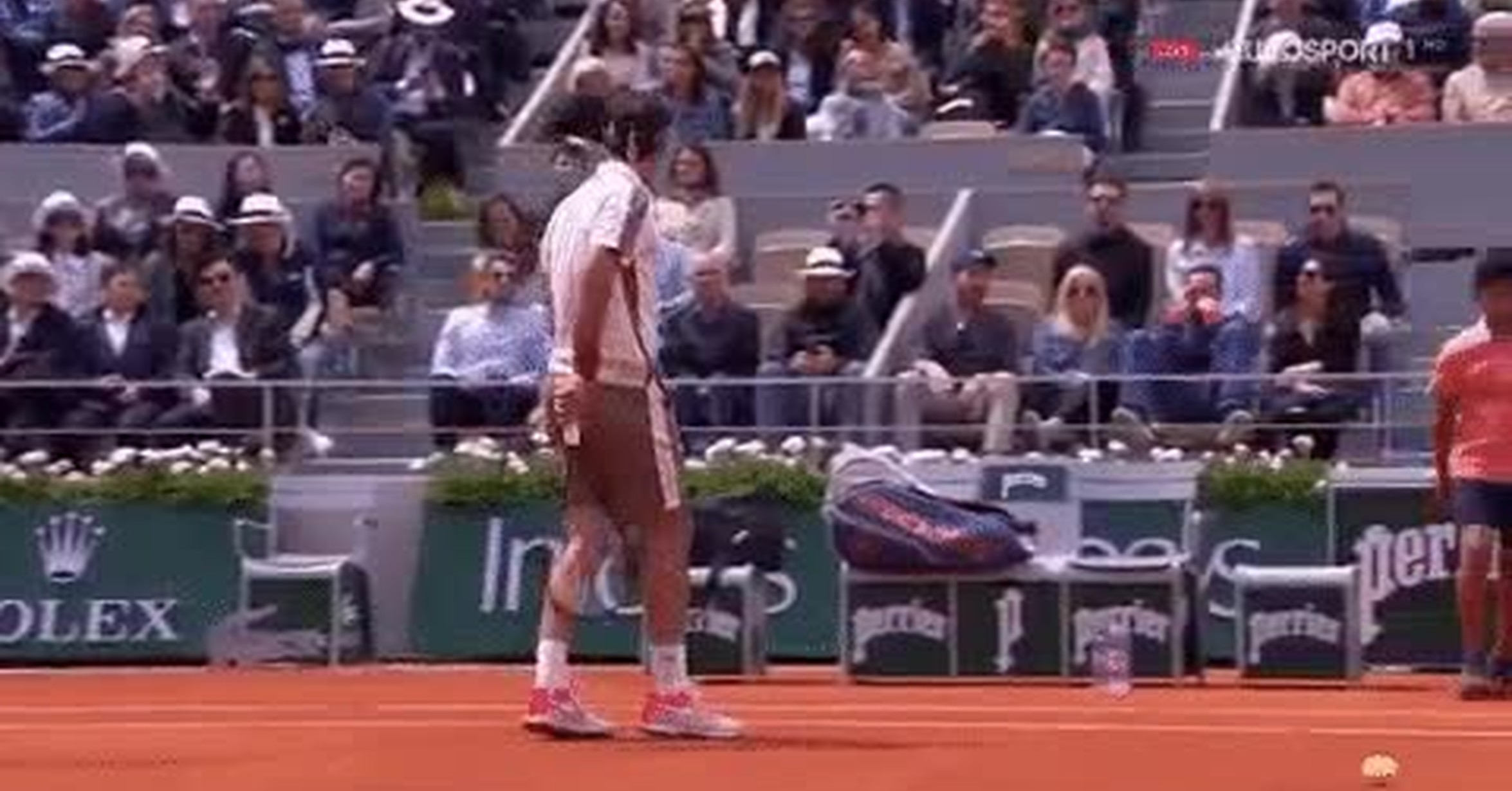 ¡Vaya GIF! / Ojo a la reacción del espectador ante la rabia de Federer