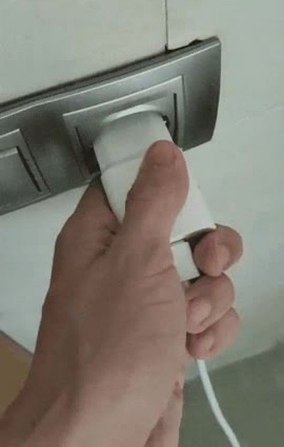 Lo que pasa con las luces de mi baño cuando conecto el cargador a la corriente baño,cargador,luces