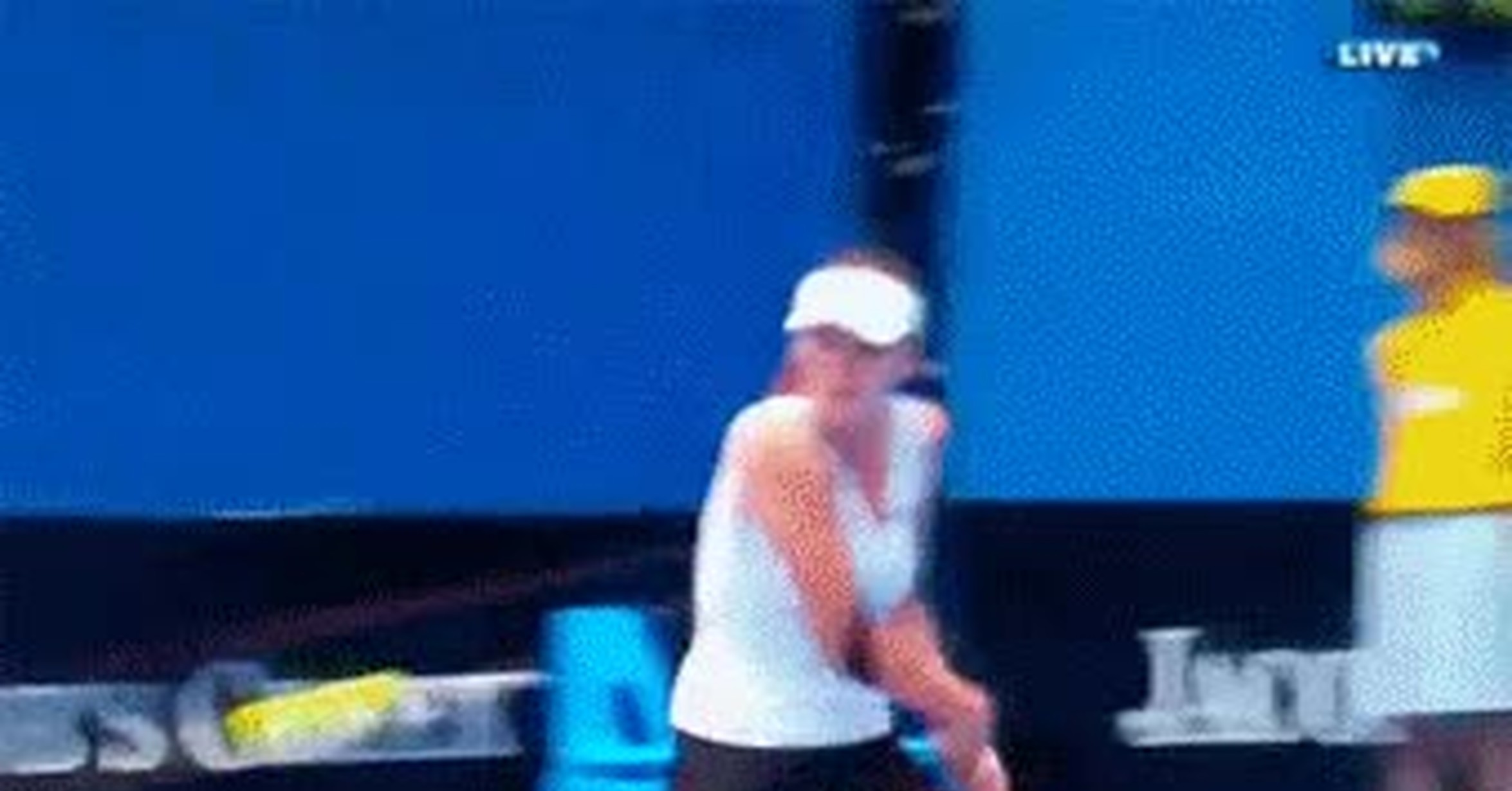 ¡Vaya GIF! / Esta raqueta de tenis se autodestruirá en 3...2...1
