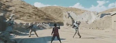 Enlace a Un niño peleando contra soldados con un cuchillo imaginario