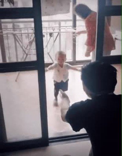Enlace a Así me tratan los niños pequeños cuando trato de ser simpático con ellos 