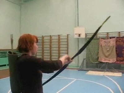 Enlace a La Lara Croft de nuestros tiempos entrenando en el gimnasio