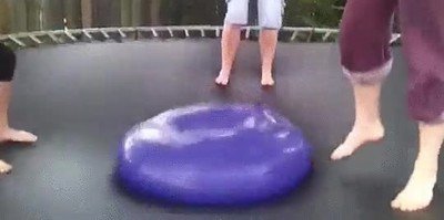 Enlace a Jugando un globo de agua hasta que inevitablemente explota