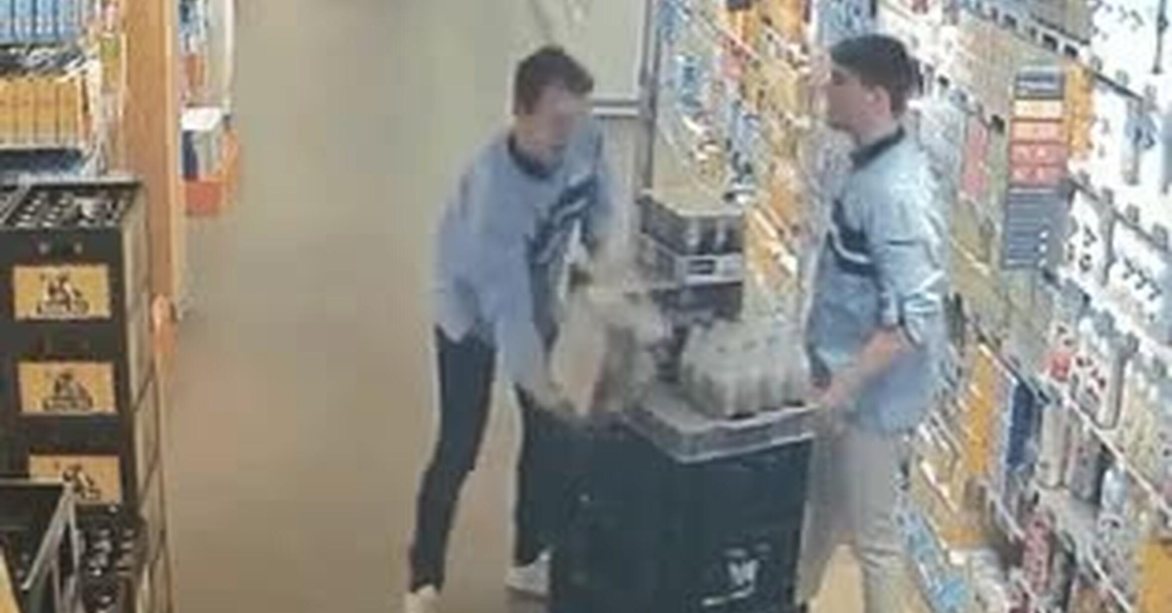 ¡Vaya GIF! / Ha considerado que lo más importante era salvar la cerveza