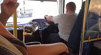 Enlace a ¿Cómo te quedas si vas en bus y el conductor hace esto?