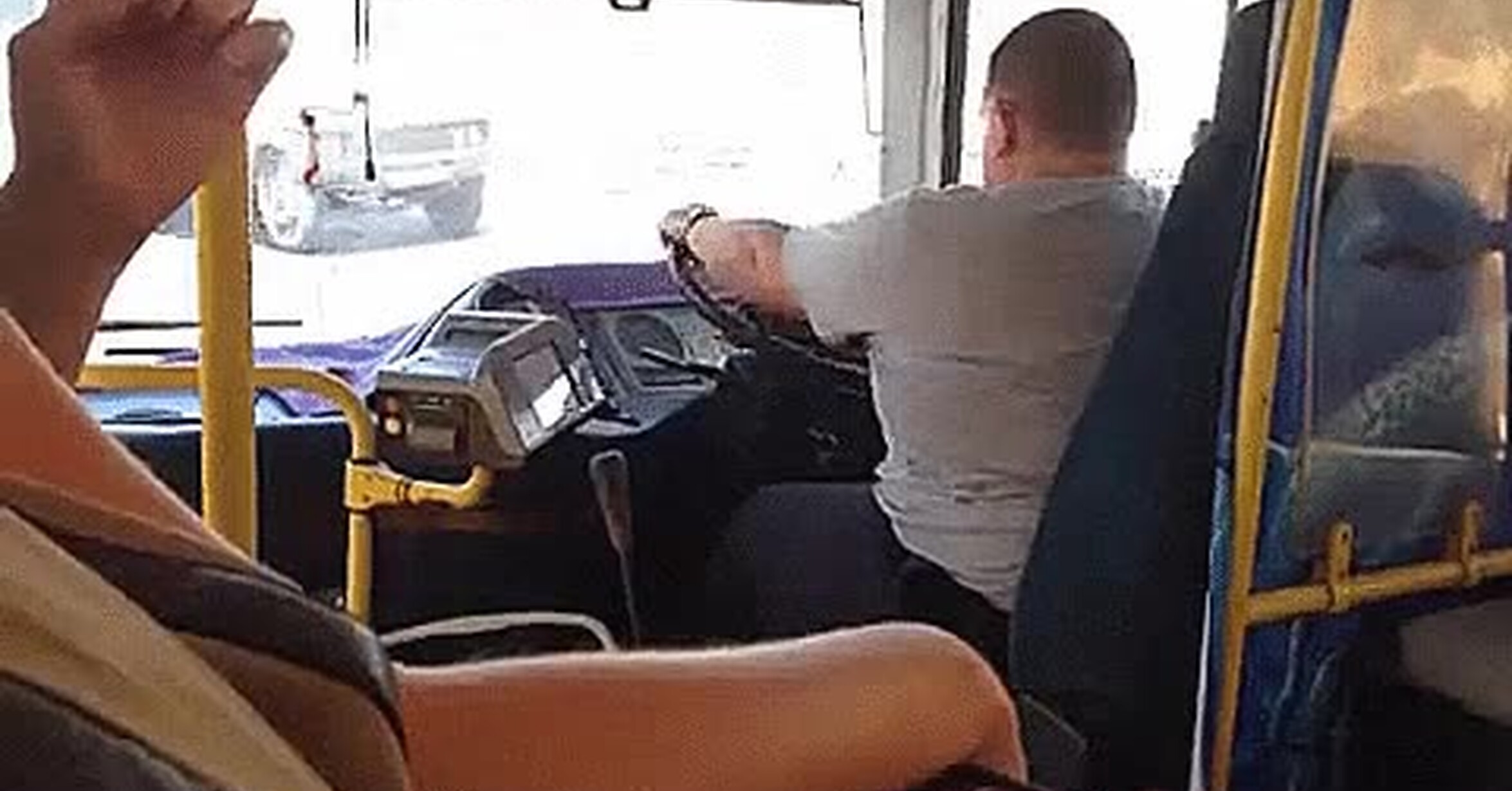Секси водитель автобуса