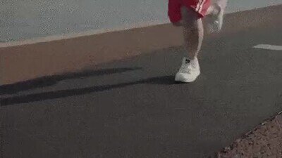 Un robot que te alimenta con tomates cuando sales a correr y te quedas sin energías comer,corre,robot,tomate