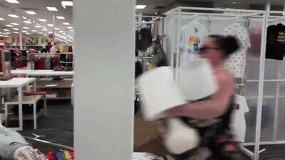 Cuando los saqueos empiezan, las mujeres blancas atacan el super en busca de papel eeuu,protestas,saqueo,usa