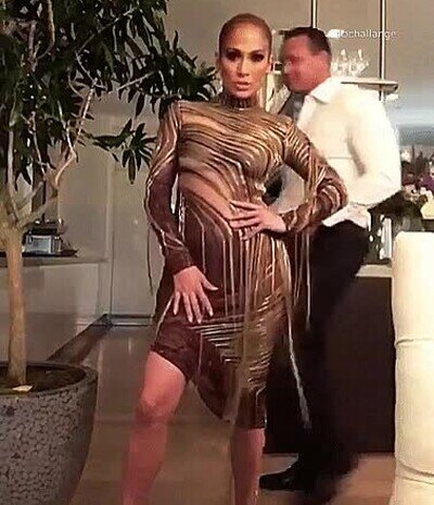 Cuando vas de influencer pero te olvidas que hay gente que está trabajando jennifer lopez,vestido