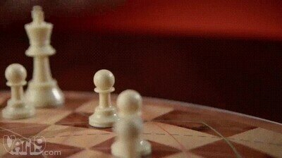Un tablero de ajedrez en el que pueden jugar 3 personas a la vez 3 personas,ajedrez,tablero