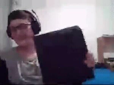 Enlace a Un niño que se intenta comer su Playstation 4