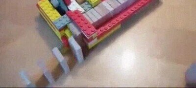 Enlace a Una máquina LEGO para crear filas de fichas de domino