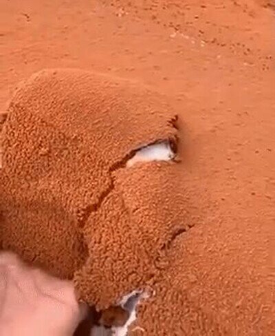 Nieve cubierta por un montón de arena roja