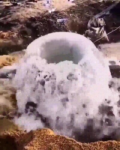 El momento en el que desatacas una tubería de agua