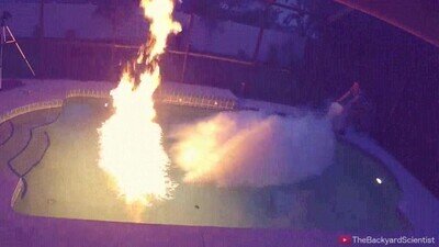 Enlace a Practicando la extinción de fuego en una piscina