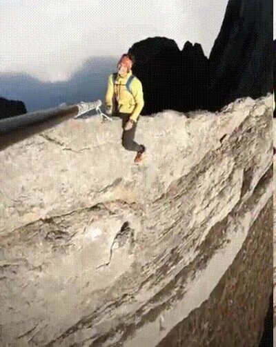 Enlace a Grabando con la cámara desde la cima de una montaña en Suiza