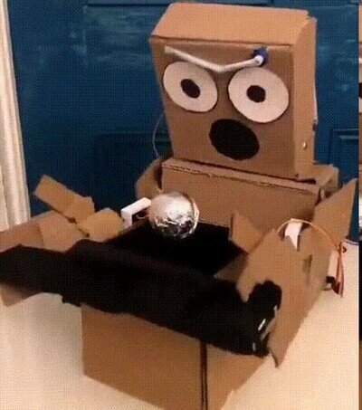 Enlace a Este robot de cartón es un mago