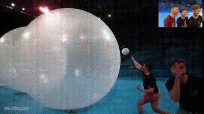Enlace a Explotando un globo gigante con una pelota de volley