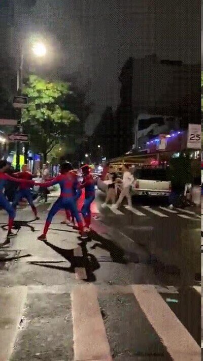 Enlace a Han recreado el meme de Spider-man en la calle