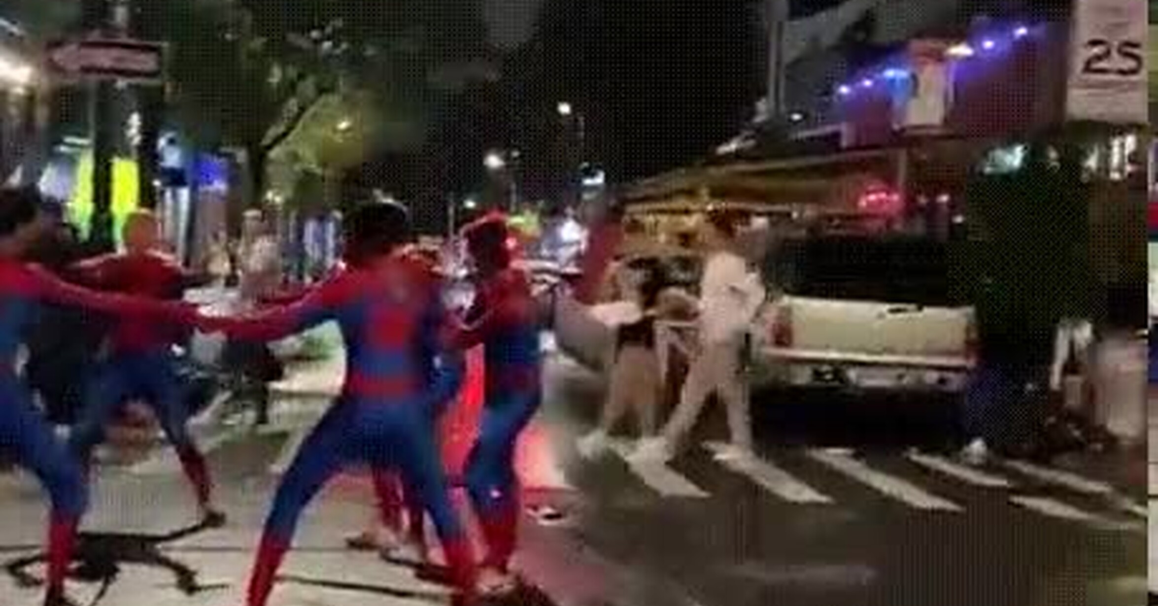 Vaya GIF! / Han recreado el meme de Spider-man en la calle