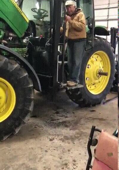 Enlace a Truco para subir al tractor sin deslomarse