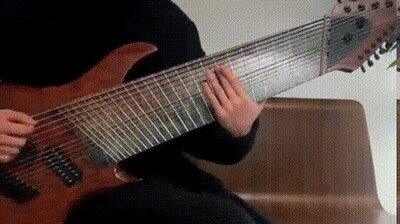 Enlace a ¿Habías visto alguna vez una guitarra de 14 cuerdas?