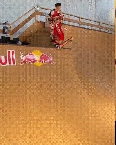 Enlace a Haciendo skateboarding con un kimono
