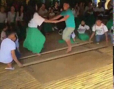 Enlace a Tinikling, un baile tradicional filipino